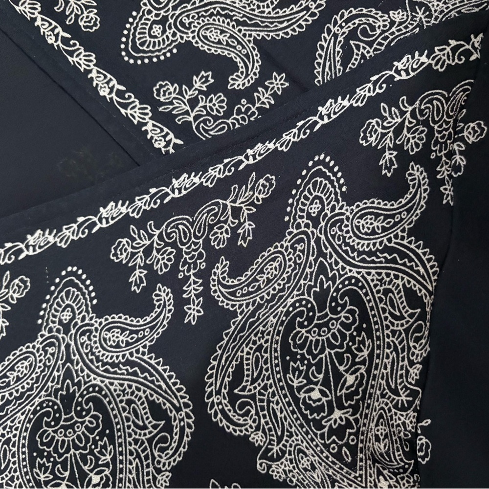 New York City Design Co Black/White Paisley Blouse Size M Silk Long Sleeve - Picture 4 of 7